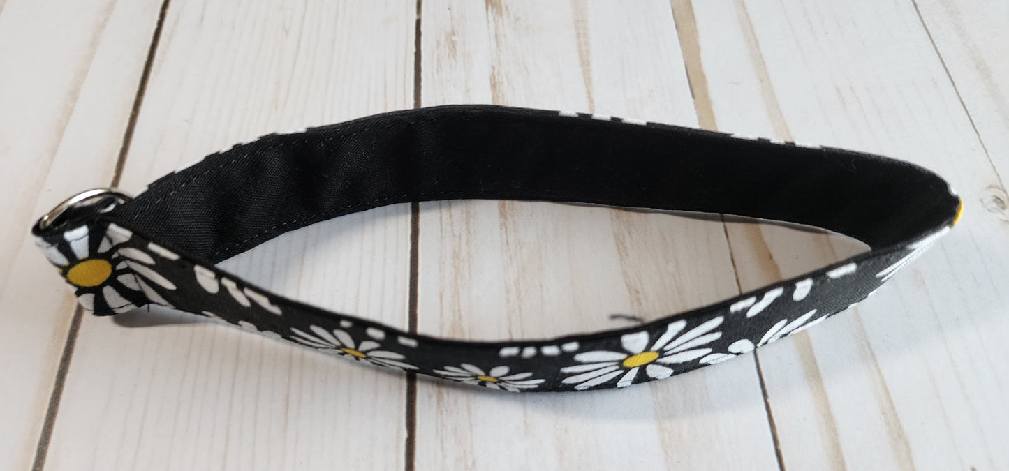 Daisies on Black Wristlet Keychain